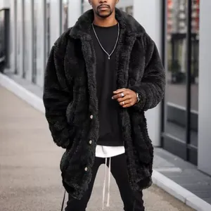 Vue street style d'un luxueux manteau long en fausse fourrure noire pour homme