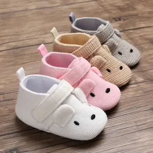 Detailansicht weicher Strick-Lauflernschuhe für Babys in Weiß, Rosa, Beige und Grau.