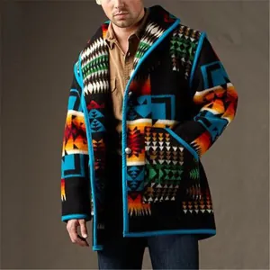Vue détaillée du motif géométrique coloré de style sud-ouest sur cette veste à capuche pour homme.