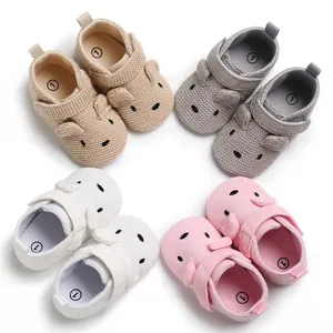 Detailansicht weicher Strick-Babyschuhe mit niedlichen Tierohren in vier verschiedenen Farben