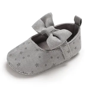 Detailansicht grauer Baby-Prinzessin-Schuhe mit glitzernden Sternen und Stoffschleife