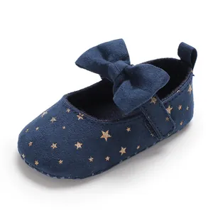 Detailansicht dunkelblauer Baby-Prinzessin-Lauflernschuhe mit goldenen Sternen und Schleife