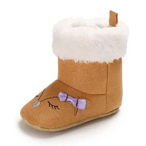 Vue latérale de bottes d'hiver pour bébé marron avec col en fausse fourrure blanche