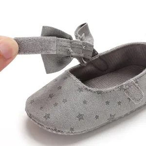 Detailansicht grauer Baby-Prinzessinnenschuh mit Sternenmuster und Klettverschluss-Schleife