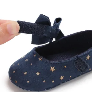 Nahaufnahme von dunkelblauen Baby-Lauflernschuhen mit goldenen Sternen und Klettverschluss