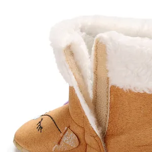 Gros plan détaillé de la doublure chaude en fausse fourrure blanche de bottes bébé