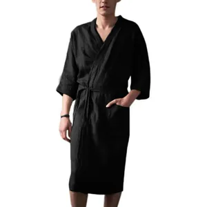 Vue détaillée d'un peignoir kimono noir pour homme en coton et lin avec ceinture
