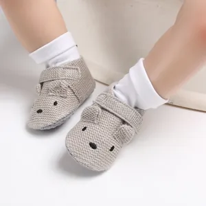 Gemütliche graue Strickschuhe für Babys mit niedlichem Tiergesicht und weichen Sohlen