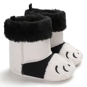 Bottes d'hiver pour bébé douces en noir et blanc avec un joli motif de patte d'animal