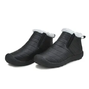 Warme schwarze Stiefeletten für den Winter mit weißem Plüschfutter und Gummisohle.