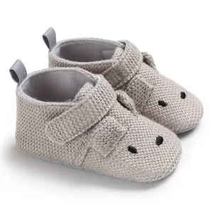 Graue gestrickte Babyschuhe mit weicher Sohle, Tiergesicht und Klettverschluss