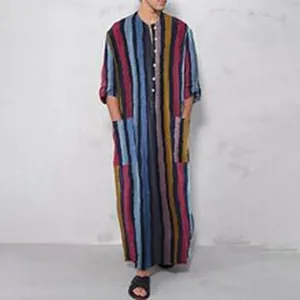 Vista de cuerpo completo de un hombre con una túnica de caftán a rayas de colores