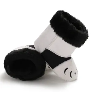Vue détaillée de bottines bébé panda avec bordure en fourrure noire et broderie