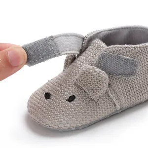 Detail des grauen gestrickten Babyschuhs mit Klettverschluss für einfaches Anziehen