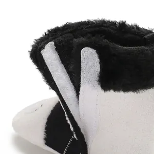Détail de la fermeture auto-agrippante et de la doublure en fourrure des bottes bébé