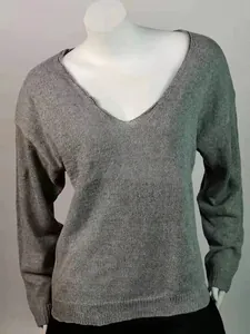 Eleganter grauer V-Ausschnitt Strickpullover für Damen, perfekt für Herbst- und Winterstile.