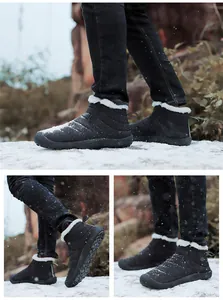 Detailansicht der schwarzen Winterstiefel mit Plüschfutter in einer verschneiten Landschaft