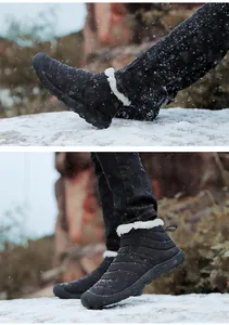 Warme schwarze Winterstiefel mit weißem Kunstfellfutter in einer verschneiten Kulisse