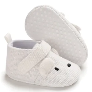 Detailansicht weißer Strick-Lauflernschuhe für Babys mit Schaf-Design und weicher Sohle.