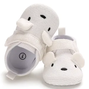 Weiße gestrickte Babyschuhe mit niedlichem Tier-Cartoon-Design und weicher Sohle