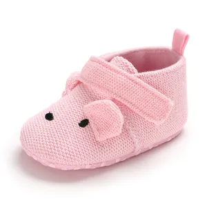 Detailansicht von rosa gestrickten Baby-Lauflernschuhen mit süßem Tiergesicht