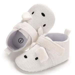 Detailansicht weißer gestrickter Baby-Lernlaufschuhe mit süßem Hundegesicht-Design
