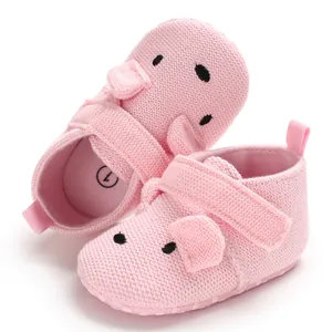 Detailansicht rosa gestrickte Lauflernschuhe für Babys mit süßem 3D Schweinchen-Design