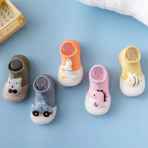 Sammlung bunter Baby-Anti-Rutsch-Socken mit niedlichen Zeichentrick-Tiermotiven!