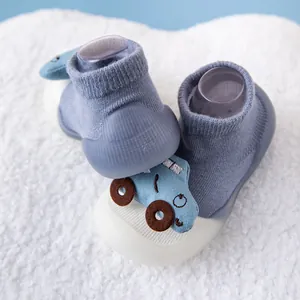 Detailansicht der blauen Baby-Laufsocken mit weicher Gummisohle und Cartoon-Auto-Motiv