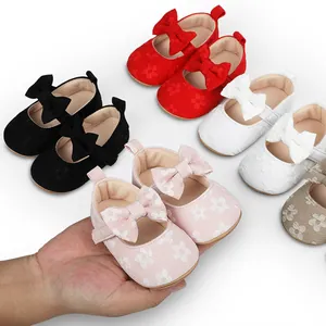 Primer plano de lindos zapatos de princesa para bebé con lazos y encaje de flores