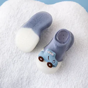 Nahaufnahme von rutschfesten Babysocken mit süßem blauem Auto und weicher Gummisohle
