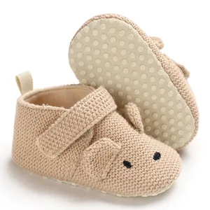 Detaillierte Ansicht beiger Strickschuhe für Babys mit süßen Tierohren und rutschfester Sohle