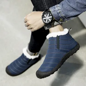 Warme Winter-Steppstiefel zum Hineinschlüpfen mit weißem Kunstfellfutter und Gummisohle