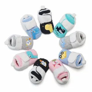 Diverse pluche baby wandelschoentjes met schattige cartoonpatronen in cirkelvorm