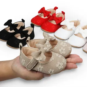 Detalle macro de zapatos de princesa para bebé niña con encaje floral y lazo decorativo