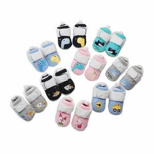 Warme fleece winter baby slofjes met schattige cartoon patronen en handige klittenband.