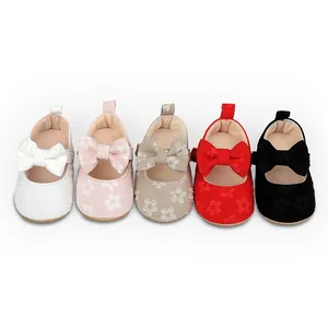 Fila de cinco zapatos de princesa para bebé en colores blanco, rosa, beige y rojo.