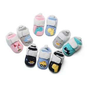 Collectie pluche baby winterschoenen met cartoon borduursels en klittenbandsluiting