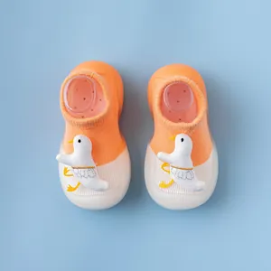 Detailansicht der orangefarbenen Baby-Bodensocken mit einem niedlichen 3D-Vogel-Design
