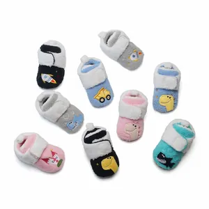 Zachte pluche baby binnenschoenen met diverse cartoon borduurpatronen voor de winter