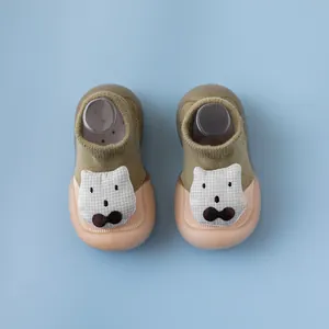 Detailansicht von Baby-Lauflernsocken mit Katzenmotiv und weicher, rosa Gummisohle