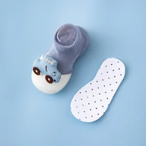 Nahaufnahme eines blauen Baby-Socken-Schuhs mit einer atmungsaktiven perforierten Einlage.