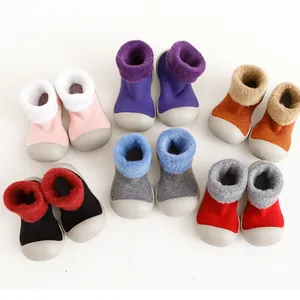 Assortiment de chaussures chaussettes d'hiver pour bébés avec semelles souples