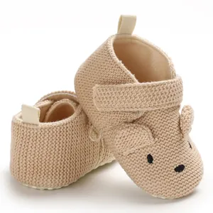 Beigefarbene gestrickte Babylauflernschuhe mit süßem Bärengesicht und weicher Sohle.