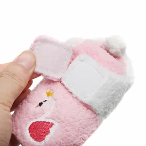 Detail van roze pluche babyschoen met verstelbare klittenbandsluiting voor gemakkelijk aan