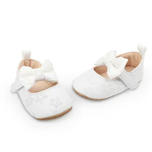 Elegantes zapatos de princesa en encaje blanco para bebé con lazo y bordado