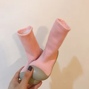 Vue détaillée de chaussures chaussettes roses fourrées pour bébé avec semelle grise