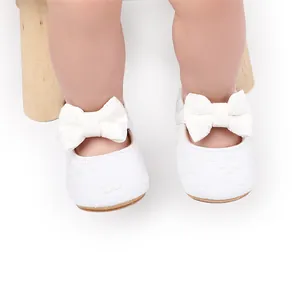 Vista detallada de zapatos de princesa de encaje blanco para bebé con lazos elegantes