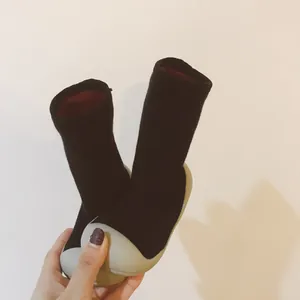 Détail de chaussures chaussettes pour bébé doublées polaire noires et gris