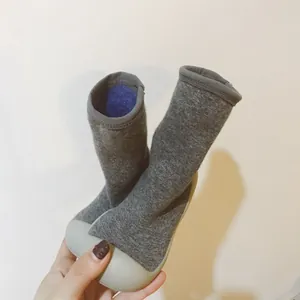 Détail rapproché de chaussures chaussettes bébé grises d'hiver avec doublure polaire.